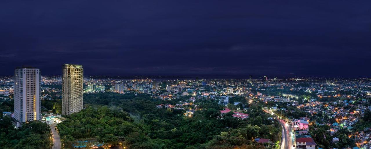 Marco Polo Plaza Cebu Ξενοδοχείο Εξωτερικό φωτογραφία View of the city at night