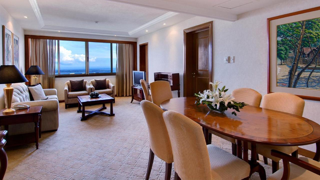 Marco Polo Plaza Cebu Ξενοδοχείο Εξωτερικό φωτογραφία A suite at the Hilton