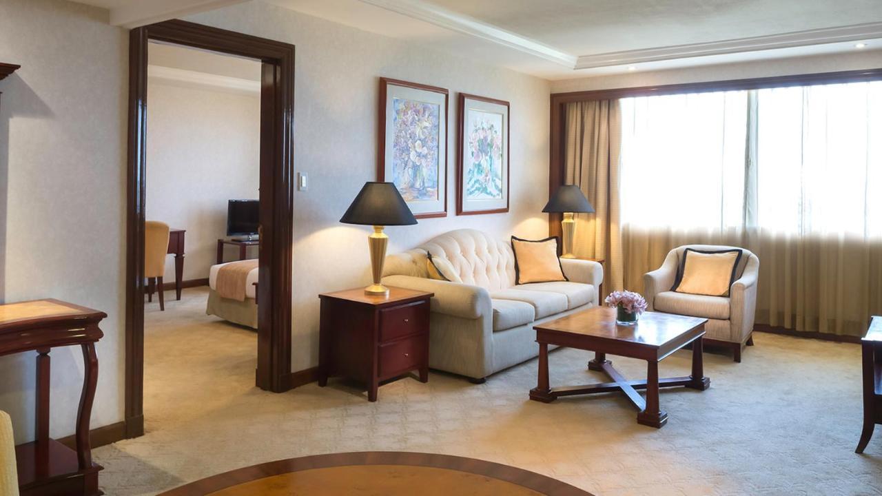 Marco Polo Plaza Cebu Ξενοδοχείο Εξωτερικό φωτογραφία A suite at the InterContinental
