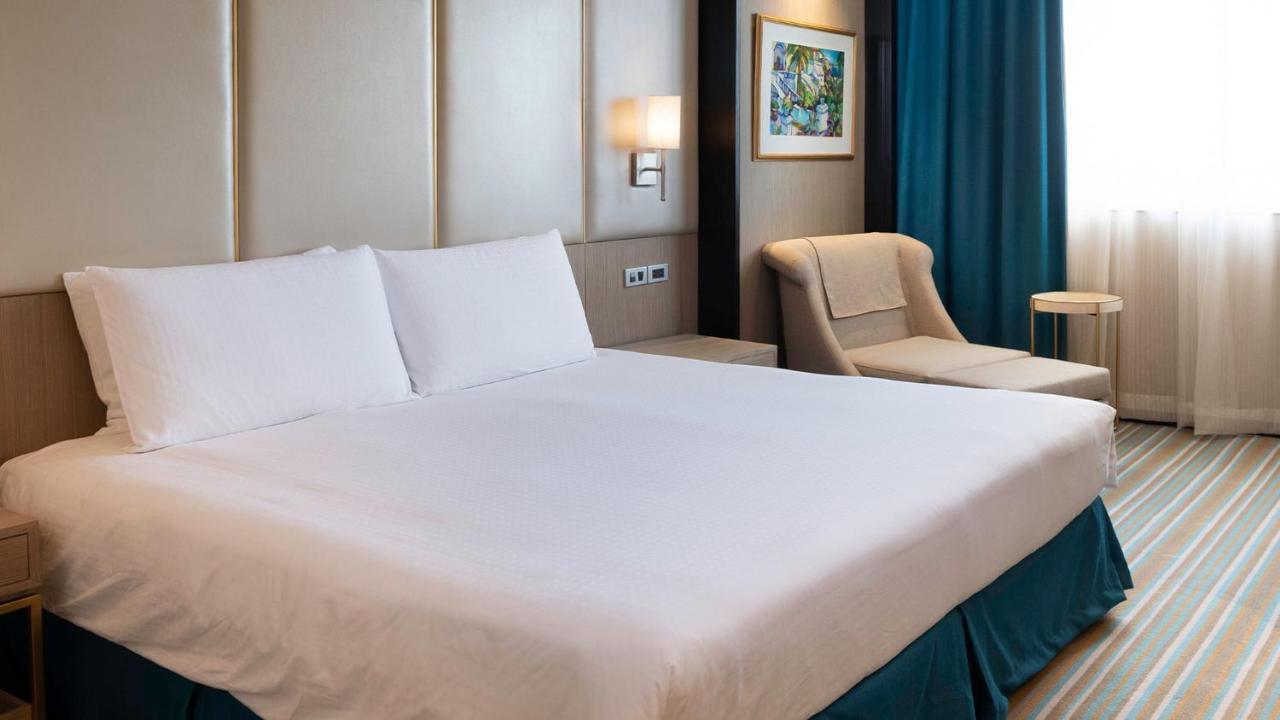 Marco Polo Plaza Cebu Ξενοδοχείο Εξωτερικό φωτογραφία A bed with a bed skirt