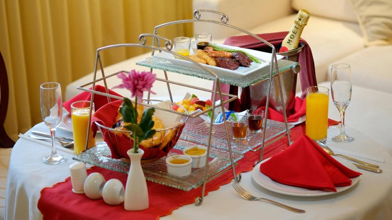 Marco Polo Plaza Cebu Ξενοδοχείο Εξωτερικό φωτογραφία A champagne breakfast
