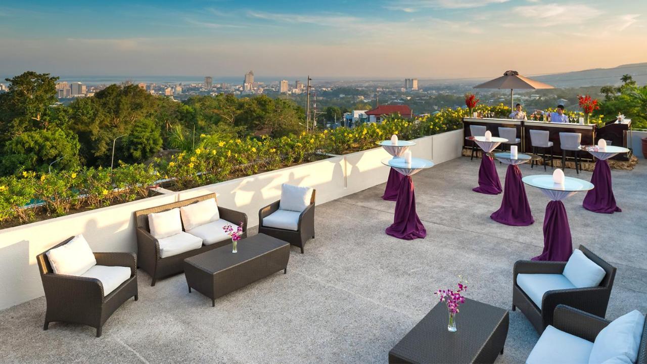 Marco Polo Plaza Cebu Ξενοδοχείο Εξωτερικό φωτογραφία The rooftop bar at the hotel