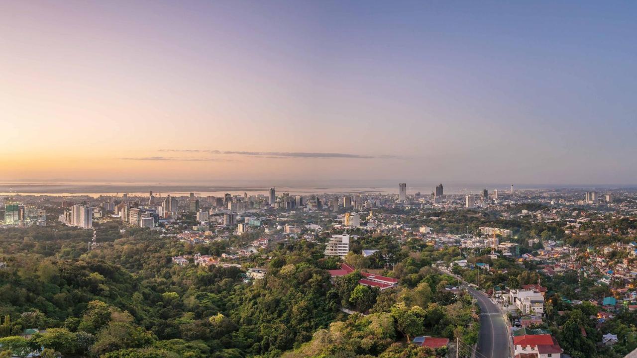 Marco Polo Plaza Cebu Ξενοδοχείο Εξωτερικό φωτογραφία View of the Gold Coast skyline from the Gold Coast hinterland