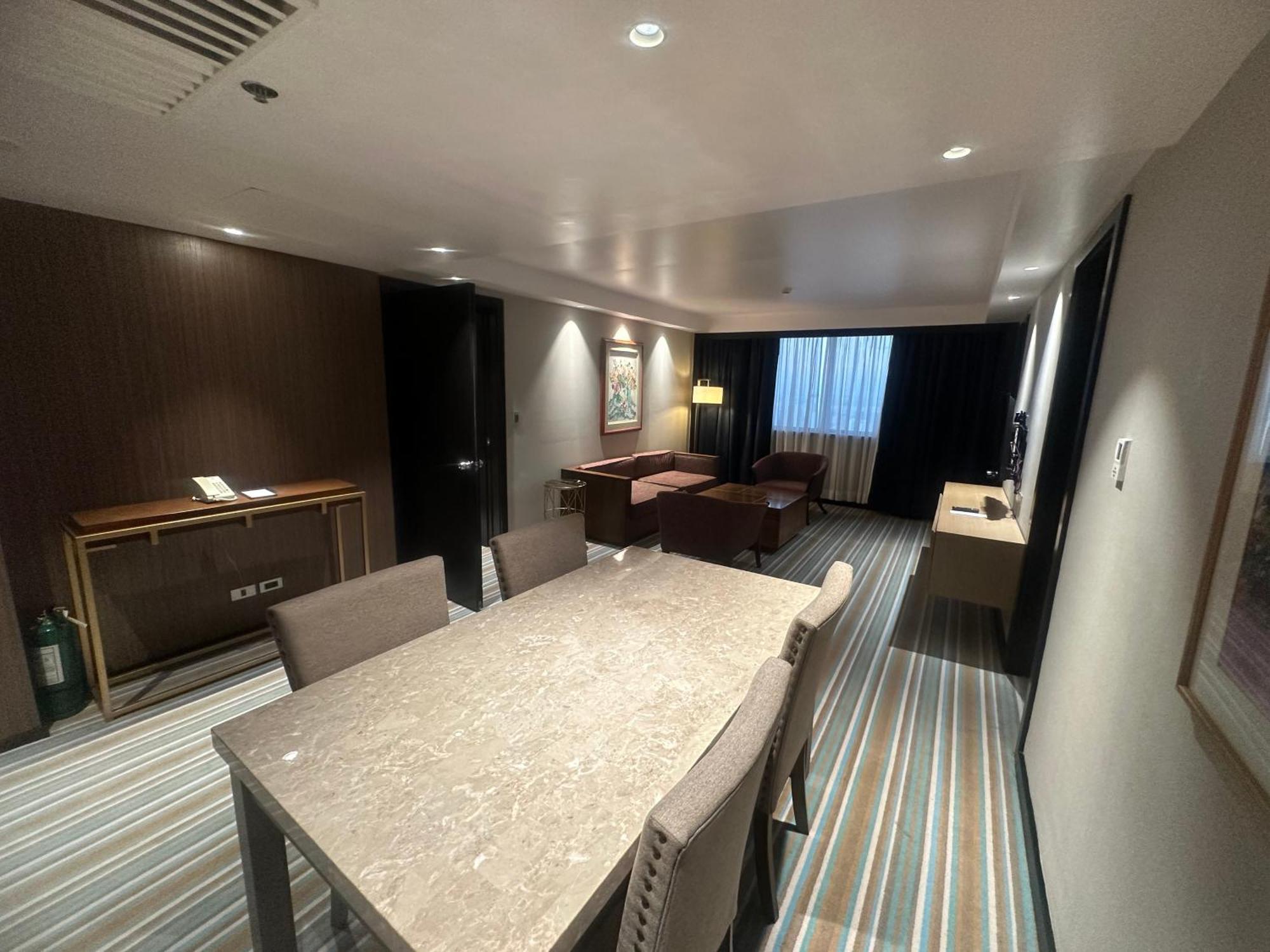 Marco Polo Plaza Cebu Ξενοδοχείο Εξωτερικό φωτογραφία A suite at the hotel