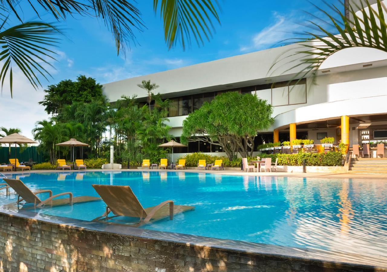 Marco Polo Plaza Cebu Ξενοδοχείο Εξωτερικό φωτογραφία The pool at the hotel