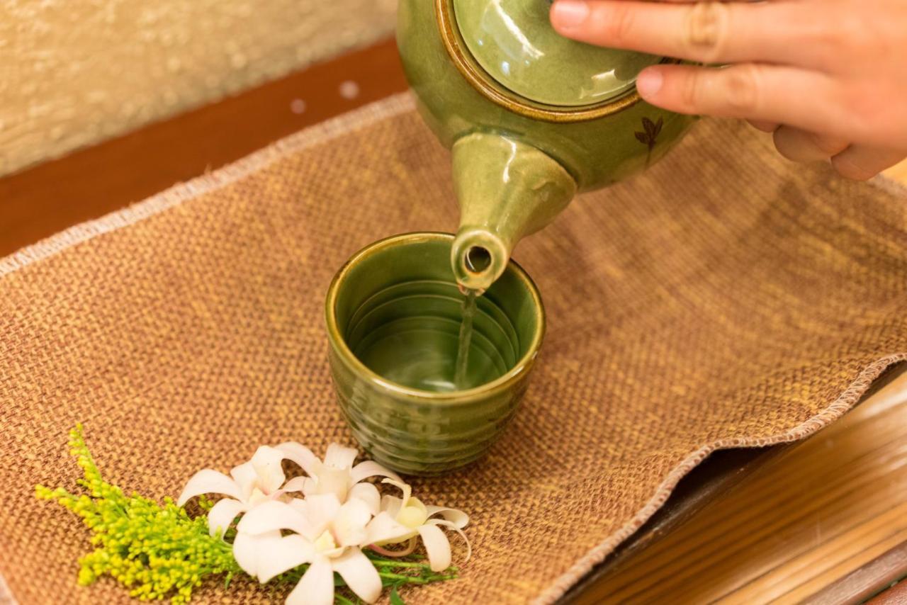 Marco Polo Plaza Cebu Ξενοδοχείο Εξωτερικό φωτογραφία A kyusu being used to serve Japanese tea
