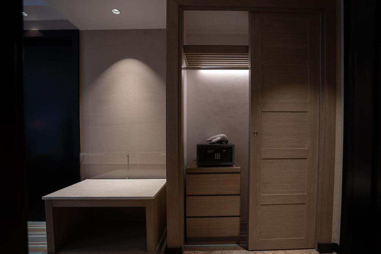 Marco Polo Plaza Cebu Ξενοδοχείο Εξωτερικό φωτογραφία A safe in a hotel room